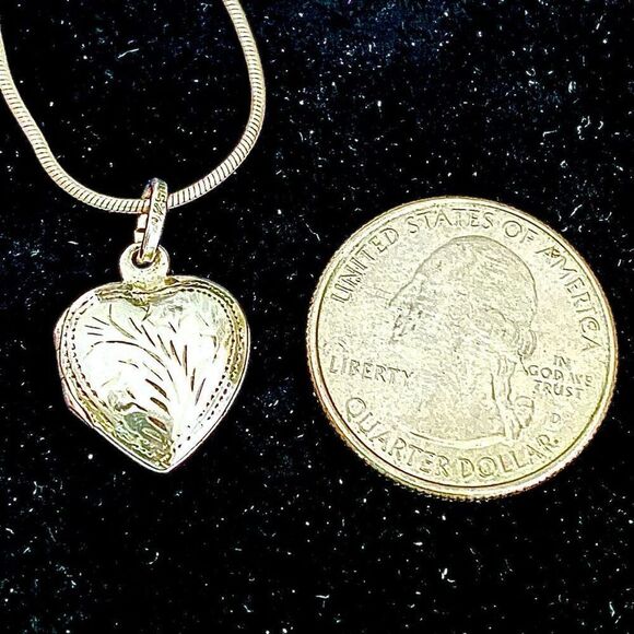IB# Beautiful Dainty Heart Locket Necklace - Picture 9 of 11